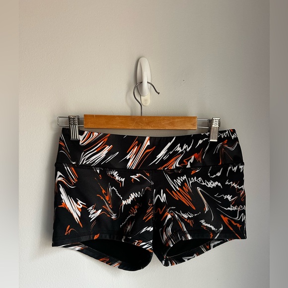 Fleo Swirl Shorts - Picture 2 of 6